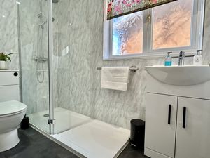 Family Shower Room- click for photo gallery